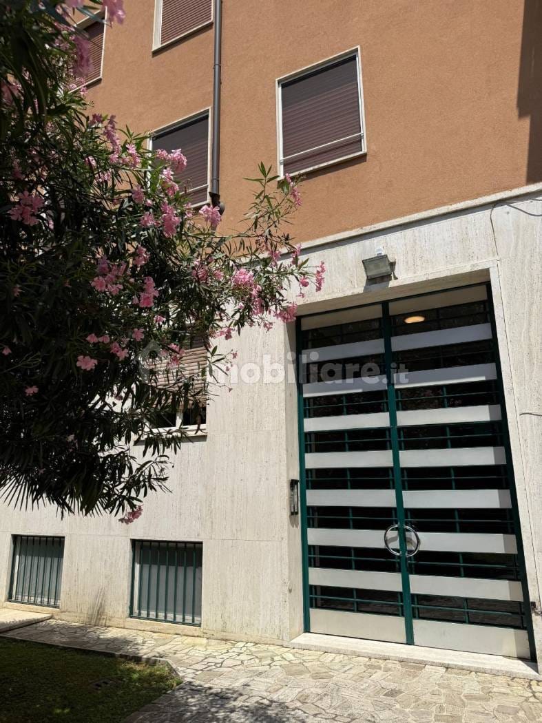 Bilocale via Achille Zezon 8, Centrale, Milano 50m2